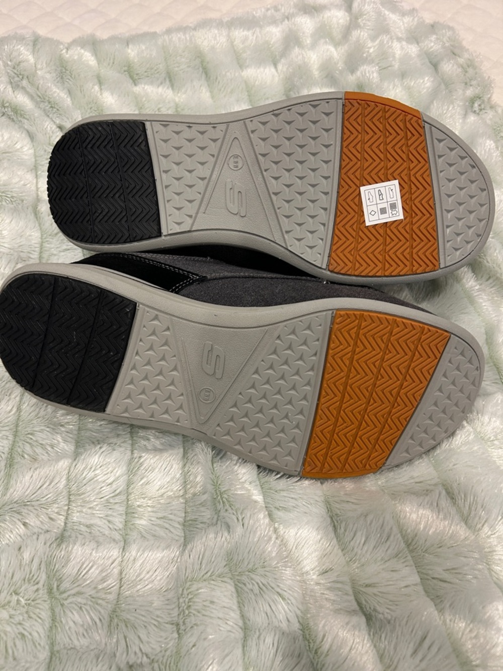 Skechers Men’s Gray Canvas Slip-On Style Lace Shoes with Tan Lining - Picture 4 of 6